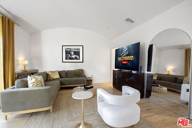 Building Photo - 953 N Martel Ave