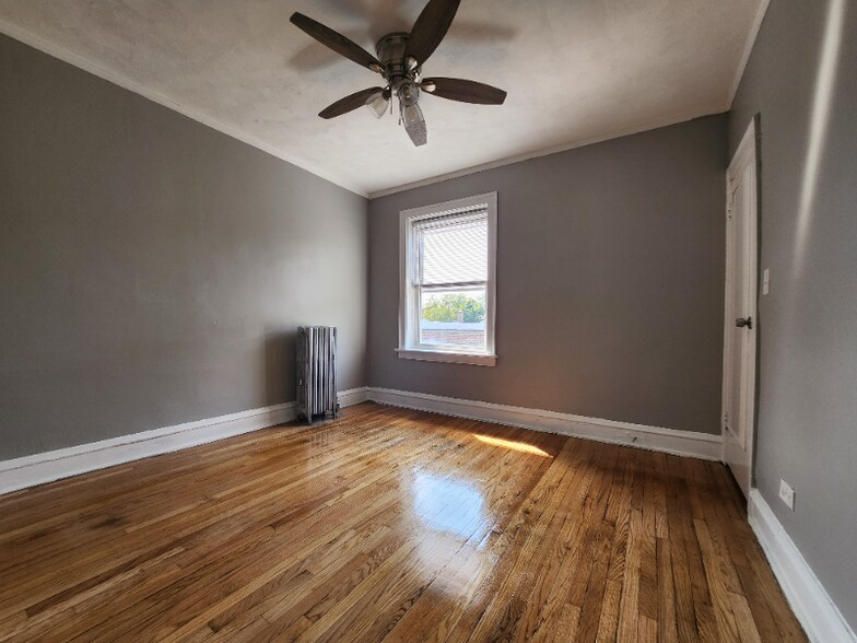 Building Photo - 625 E 80th St