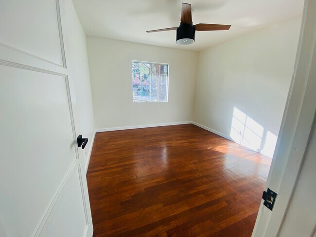 Building Photo - 6004 Lindley Ave