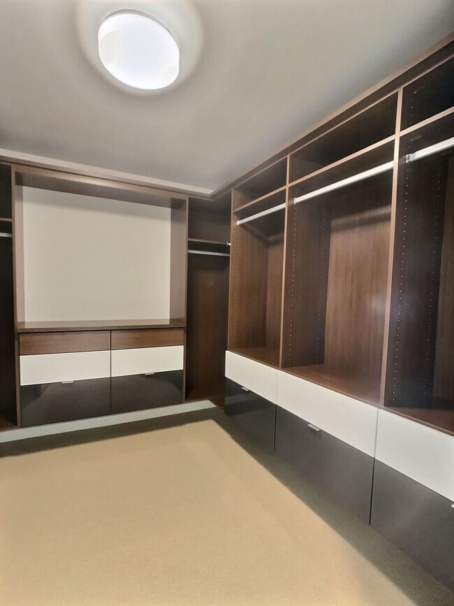 Building Photo - 20th Floor Spacious 3 Bedroom Condo with Den