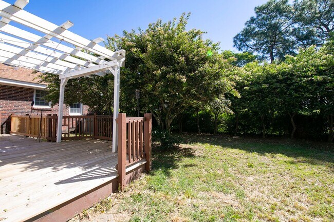 Building Photo - Beautiful rental full of character and charm located in The Avenues of Cayce! Close to USC!
