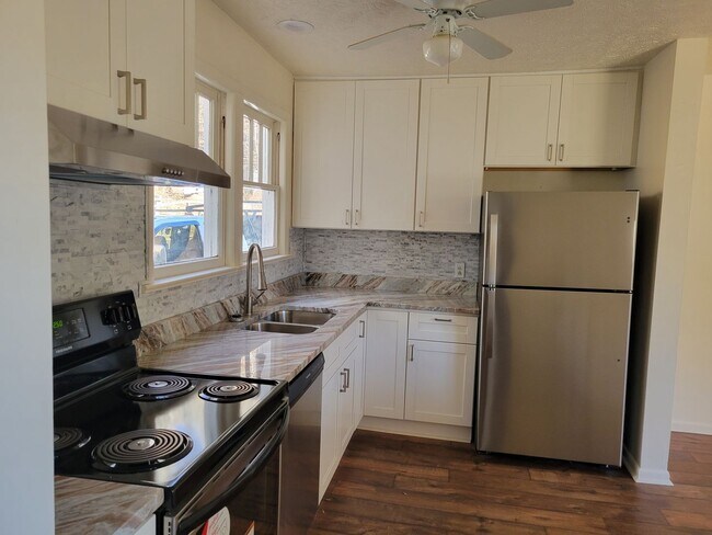 Building Photo - Wonderful spacious country home