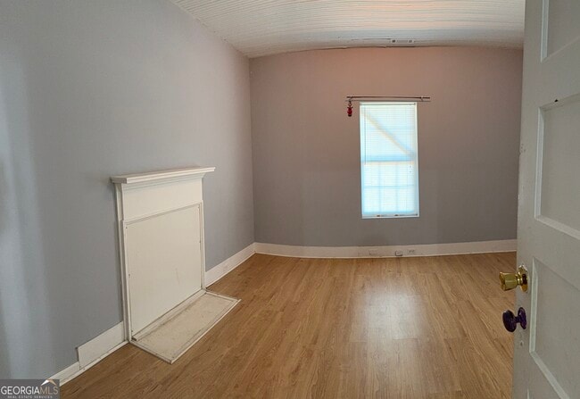 Building Photo - 1006 W College St Ext