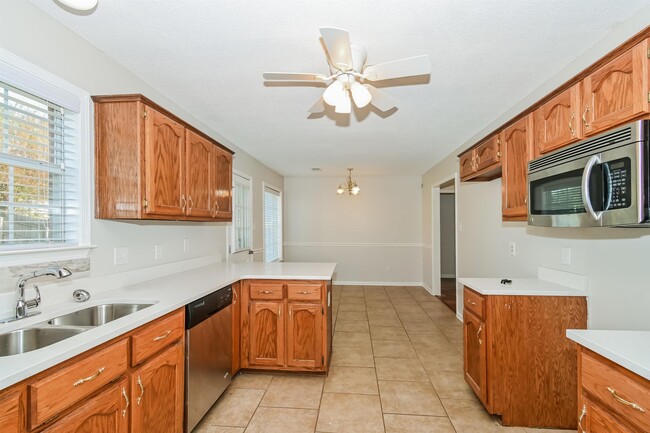 Building Photo - 9720 Lakeland Hills Cove