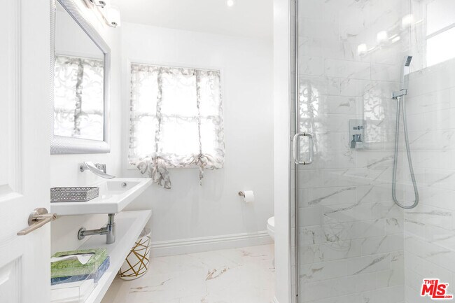 Building Photo - 1110 W Muirlands Dr