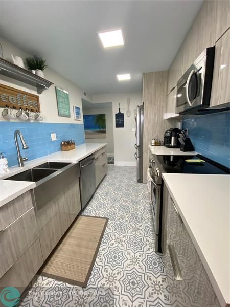 Building Photo - 10044 S Ocean Dr