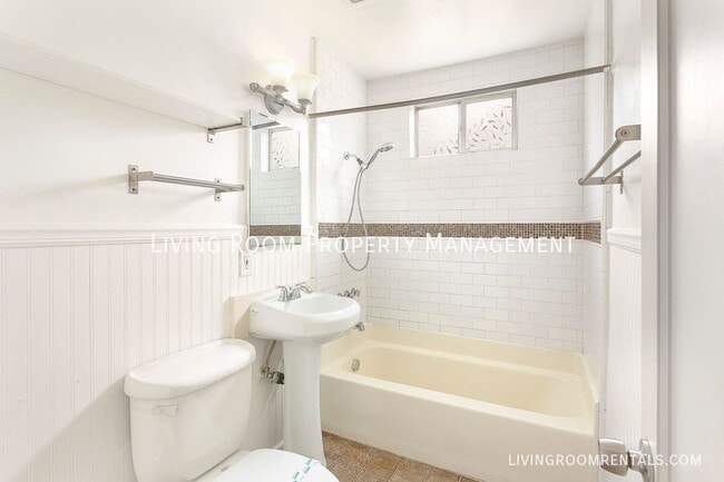 Building Photo - 5001 NE 32nd Pl