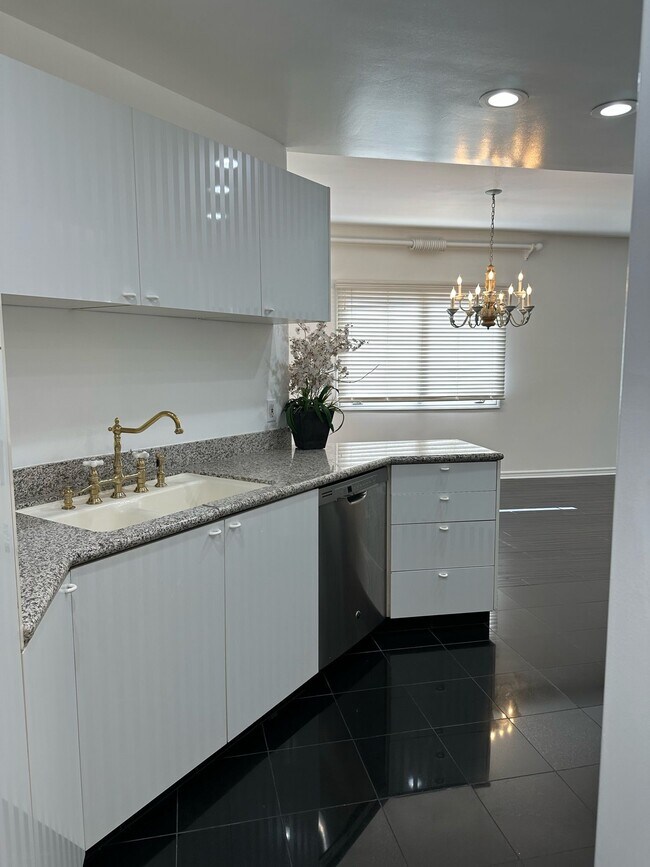 Building Photo - 435 Arnaz Dr