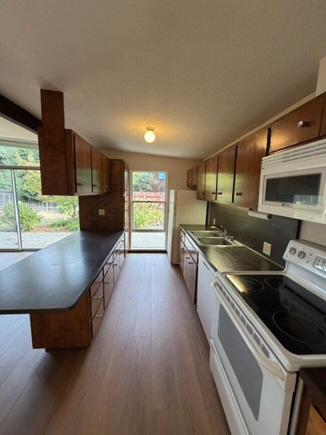 Building Photo - 557 Villanova Dr