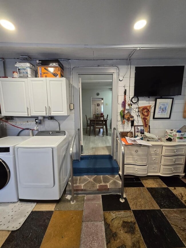 Building Photo - 3083 SW 17th St