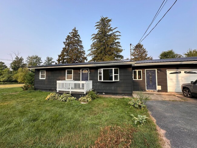Primary Photo - 3 bedroom single family house with attache...
