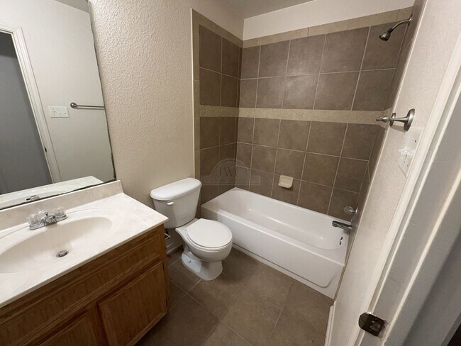 Building Photo - 1405 Cinch Dr