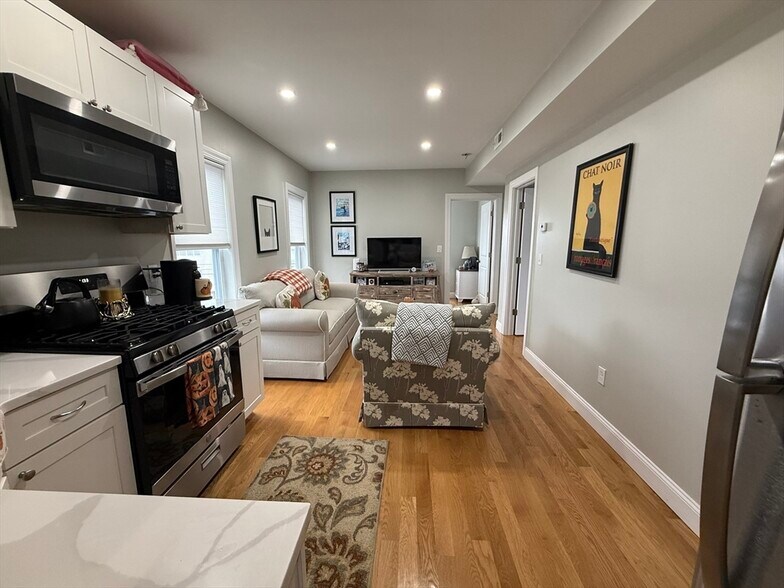 Primary Photo - 1021 Winthrop Ave