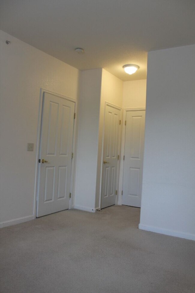 Building Photo - Deer Creek - 2nd Floor 2 bedroom/2 Bath Co...