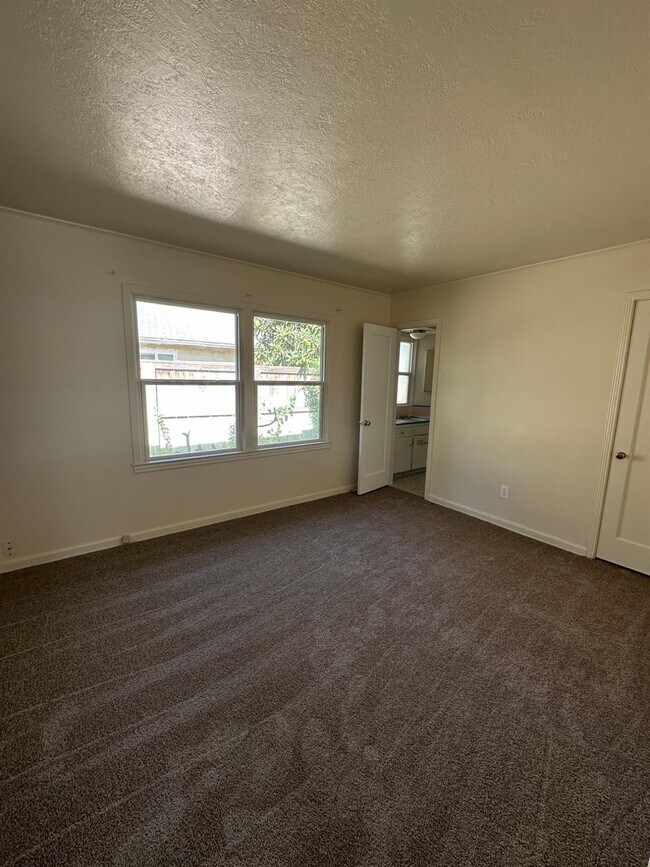 Building Photo - 117 E Simpson Ave