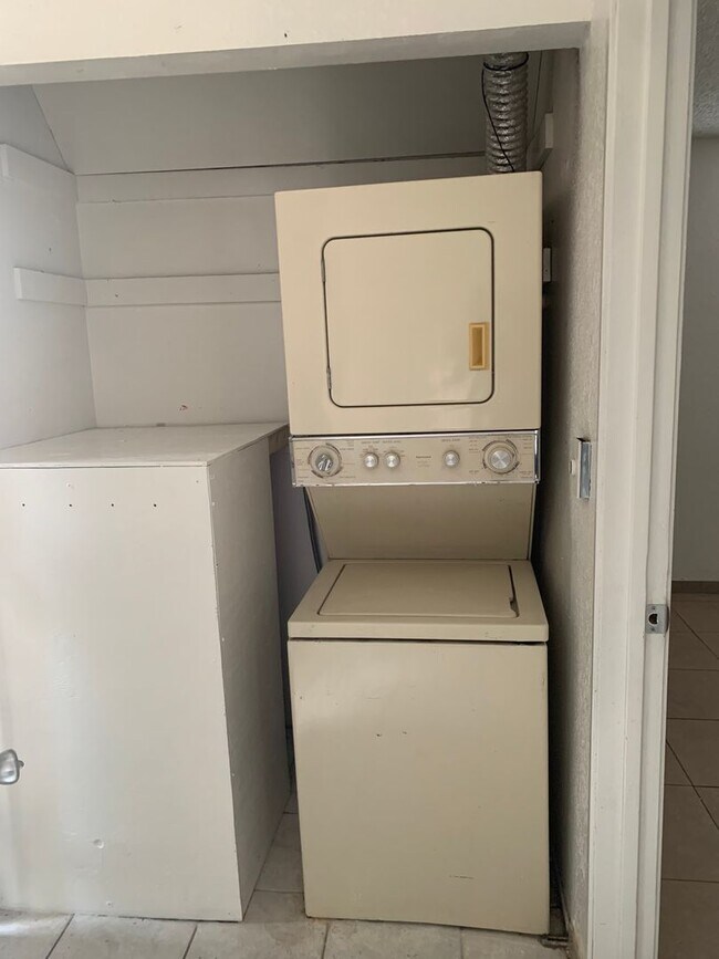 Building Photo - MUST SEE ONE BEDROOM TOWNHOME!