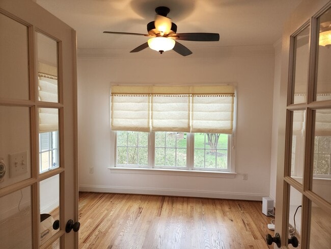 Building Photo - Stunning Luxury Home with 5 Bedrooms and 5...