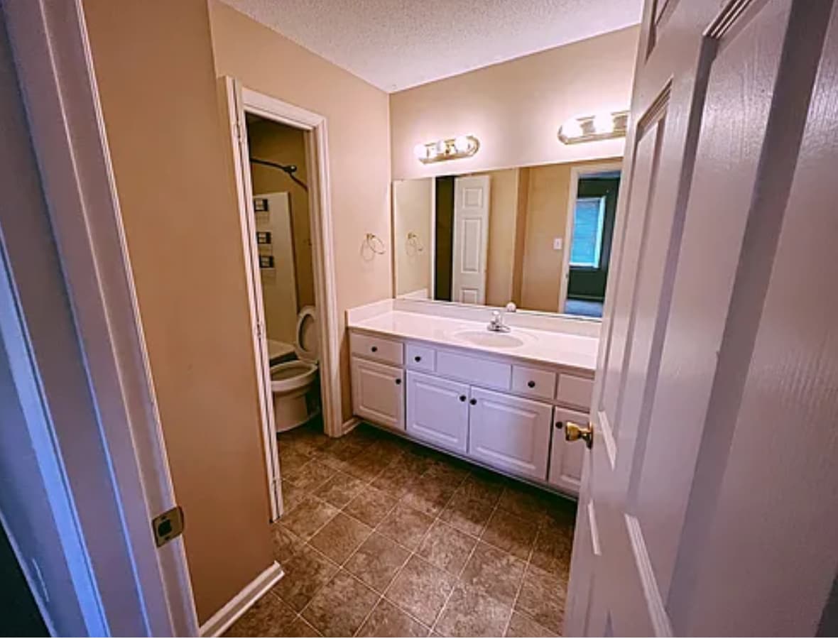 Building Photo - 21899 Williamsburg Dr