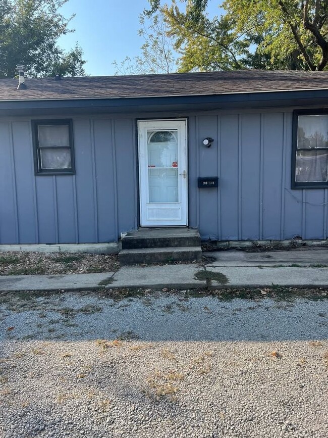 Primary Photo - 109 S Illinois Ave