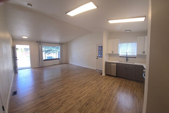 Building Photo - 950 E Lunceford Ln