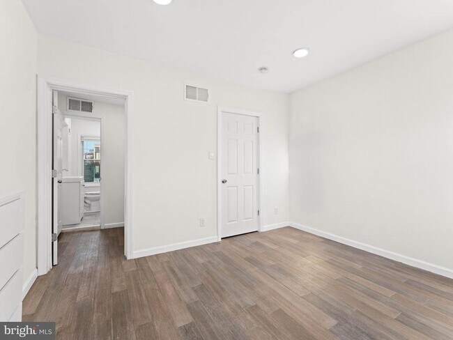 Building Photo - 2443 Nicholas St