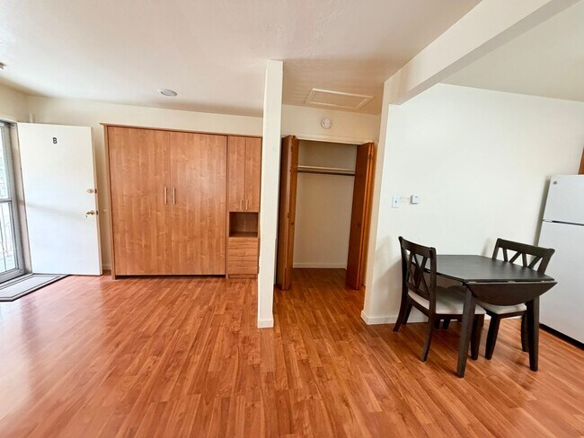 Building Photo - Furnished Studio Apartment in Midtown