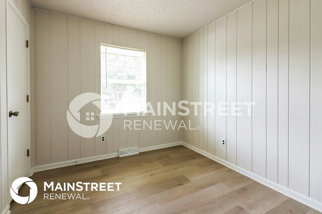 Building Photo - 404 SW Redwood Dr
