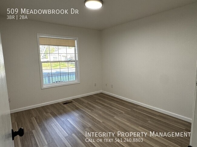 Building Photo - 509 Meadowbrook Dr