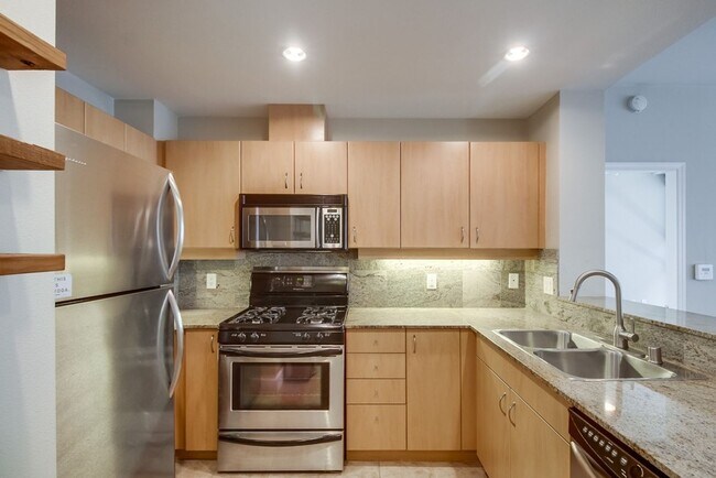 Building Photo - Modern 2 bed / 2 bath Condo in Little Ital...