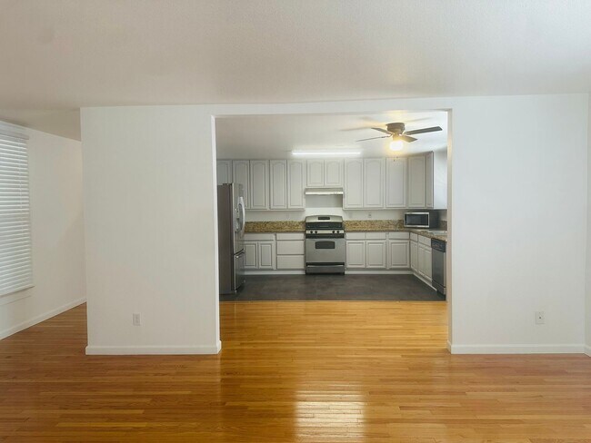 Building Photo - Spacious 1 Bedroom in Downtown Sacramento Where Convivence Is KEY! CALL Today To Schedule a Showing!