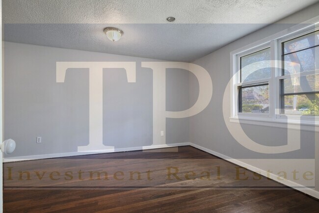 Building Photo - Newly Renovated, Pet Friendly Home in KCMO!
