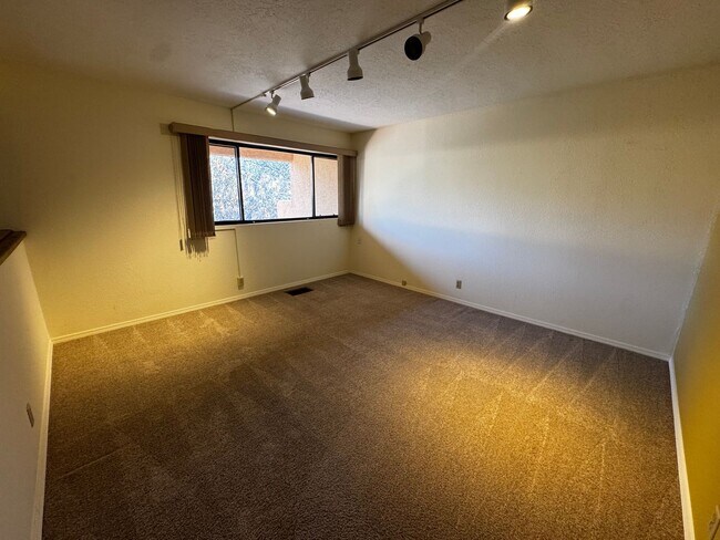 Building Photo - 2 Bedroom 2 bath plus loft and one car garage.