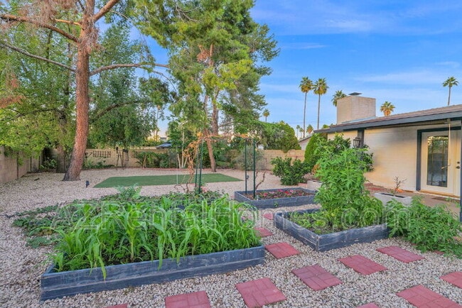 Building Photo - 2454 W Obispo Cir