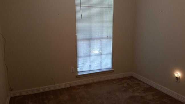 Building Photo - 5519 Mendota Ln