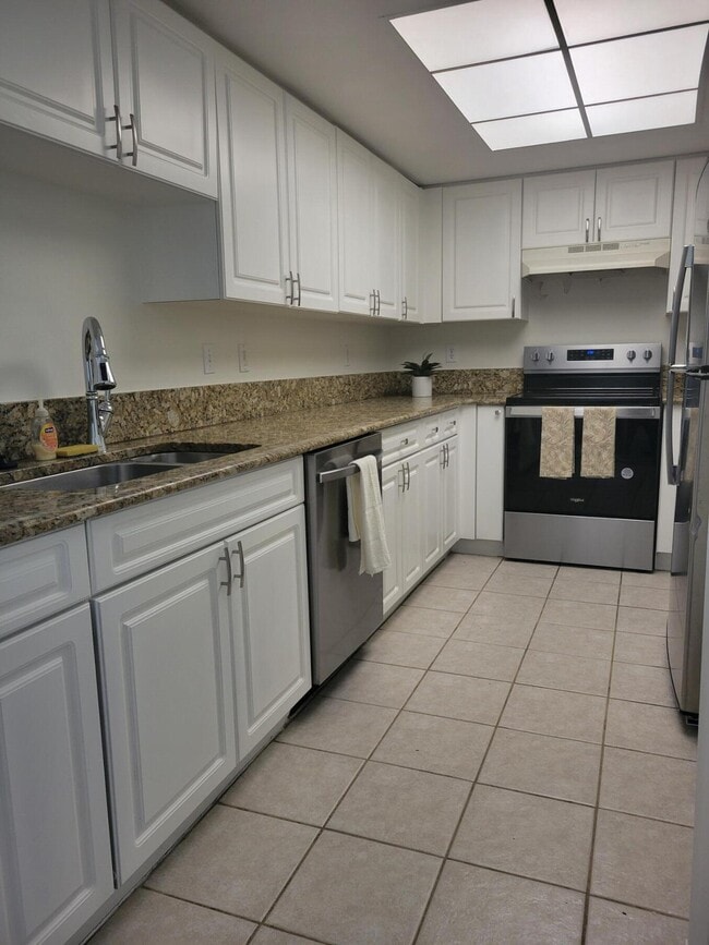Building Photo - 1400 Crestwood Ct S