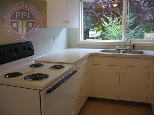 Building Photo - Pet Friendly South Tabor Home. Hardwood Floors! Huge Fenced back yard!  No Deposit With Rhino!