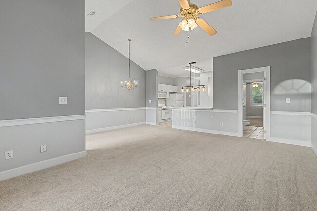 Building Photo - Condo in Arrowhead with brand new paint and carpet!