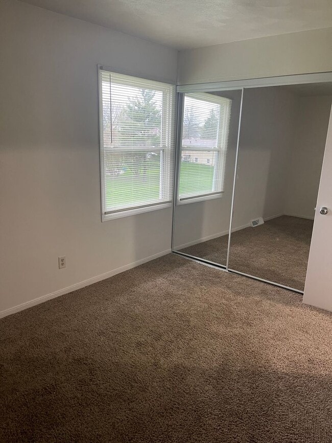 Building Photo - 2 BR townhouse with basement and off street parking