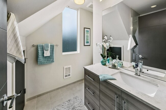 Building Photo - 3bd/1.75ba Seattle Townhouse