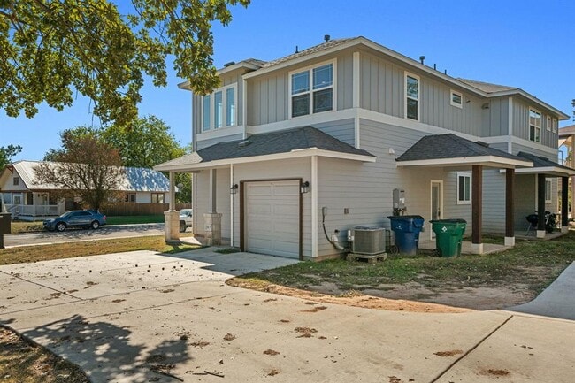 Building Photo - 700 W 6th St