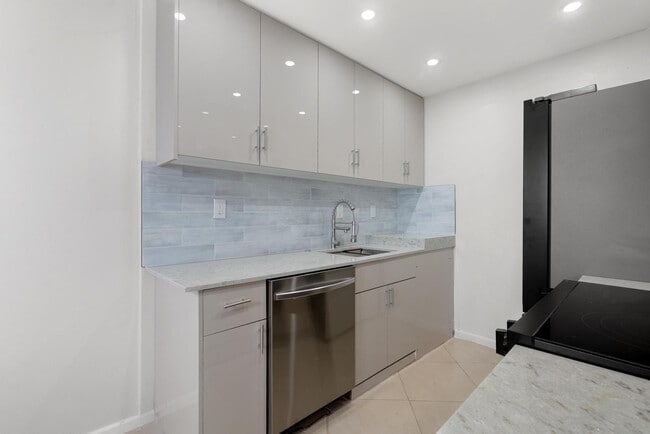 Building Photo - 3038 Cornwall B