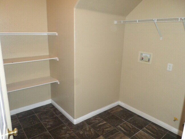 Building Photo - Great 4 BR + BONUS Room off Calle Del Oso Oro