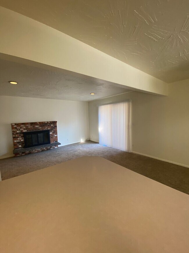 Building Photo - SINGLE FAMILY HOME ON HILLCREST (APP#72)