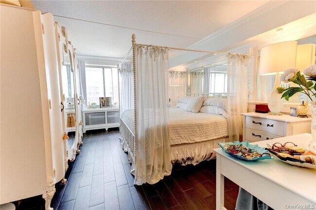 Building Photo - 170 W Broadway