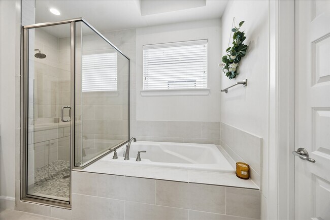 Building Photo - 2804 Grand Fountains Dr