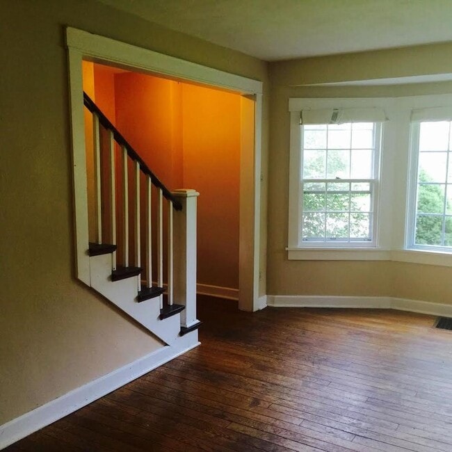 Building Photo - Beautiful 3 BR Home Near Bryan Park