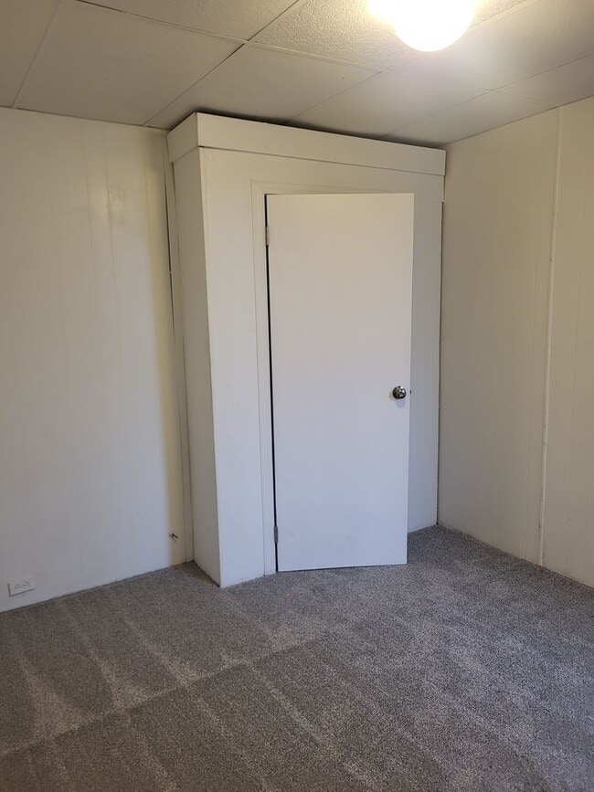 Building Photo - Available July 5, 2026! Spacious 4 bedroom...