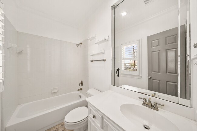 Building Photo - 1902 Greenwich Pl Dr