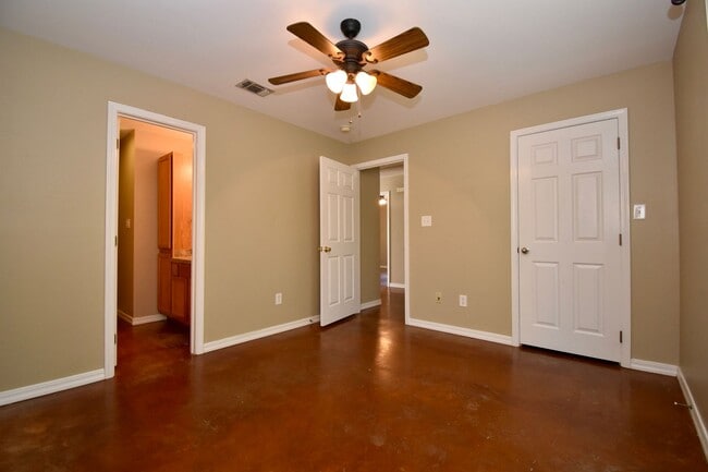 Building Photo - 3 Bedrooms, 3 Bathrooms, & Close to Campus...