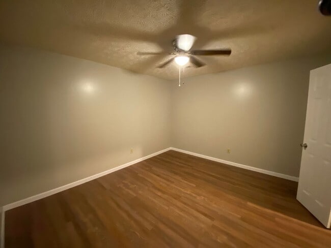 Building Photo - 131 Lake Dr